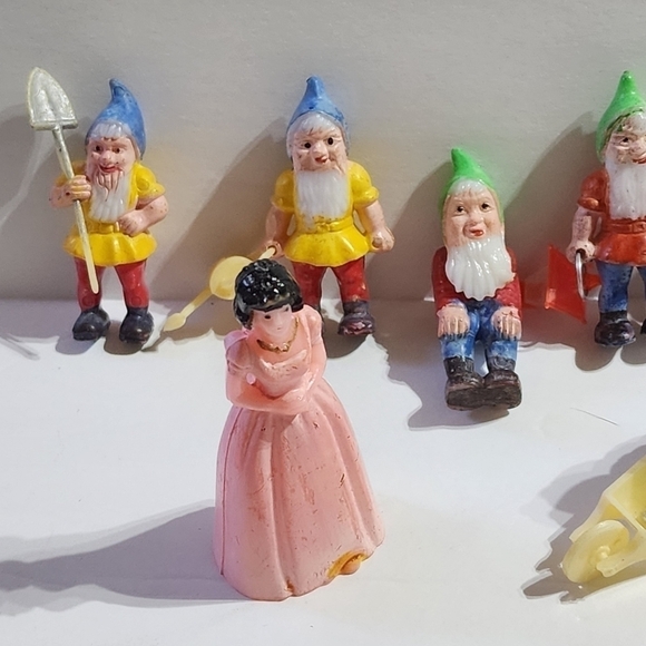 Vintage 40's cake toppers Snow White and The Seven Dwarfs plastic figures - Picture 3 of 9